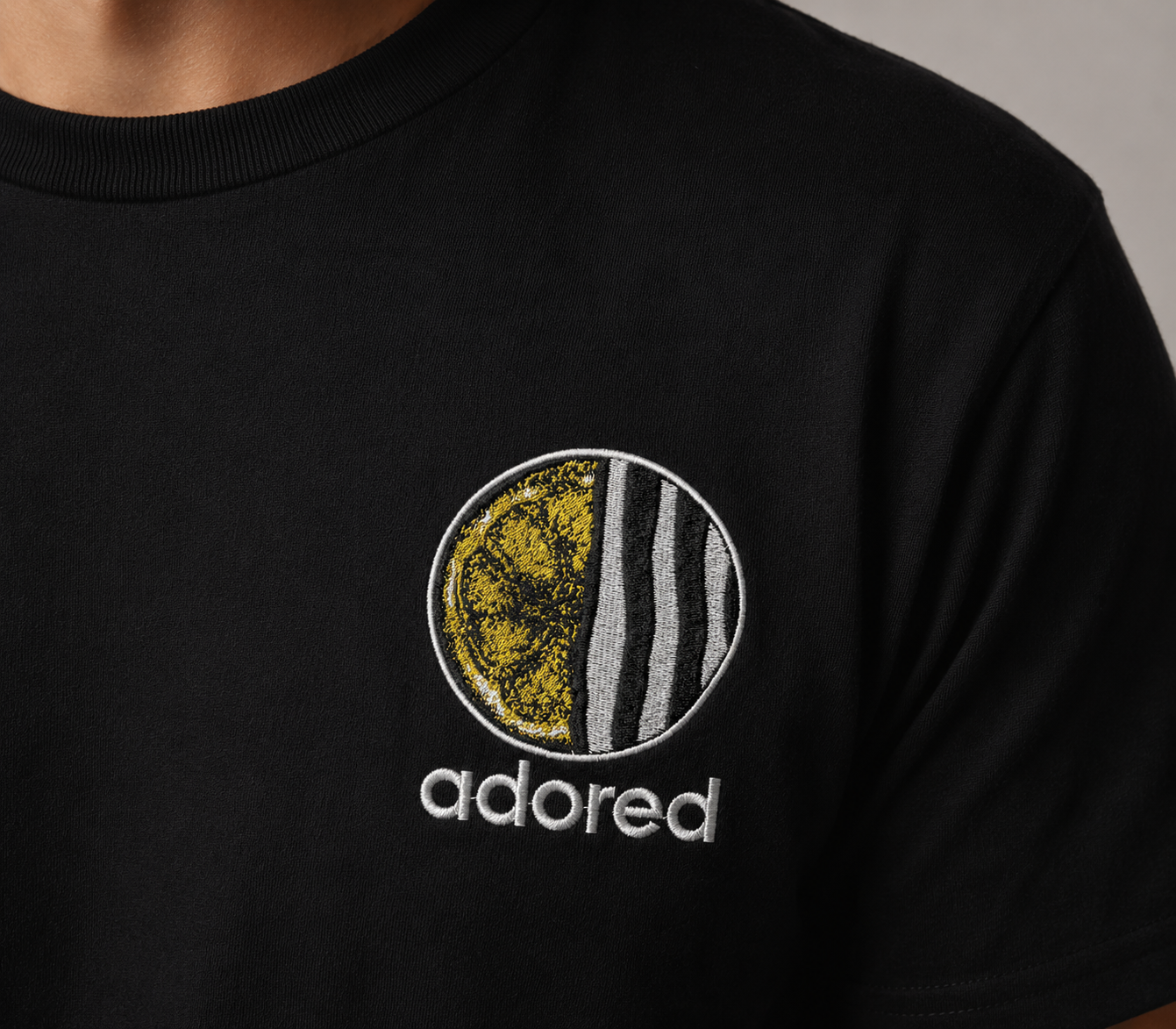 Paket “adored”- majica sa vezom, šeširić i pin