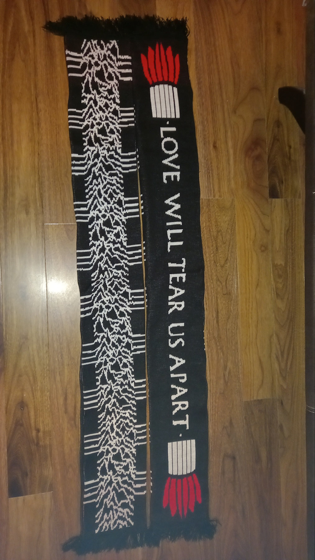 Šal "Love will tear us apart"