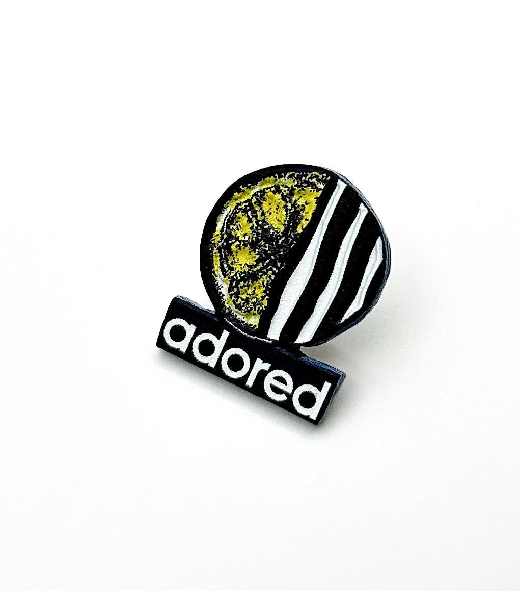 Paket “adored”- majica sa vezom, šeširić i pin