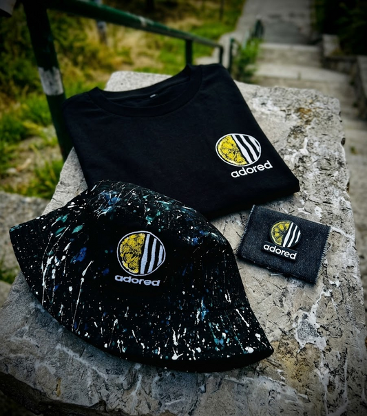 Paket “adored”- majica sa vezom, šeširić i pin